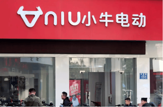 小牛电动“割韭菜”？ 吃相难看，VIP捆绑年费偷偷涨价，2G变“砖”用户买单！连亏三年，市值蒸发近94%
