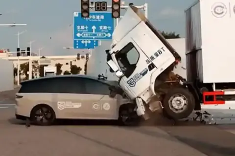 理想i8对撞乘龙卡车，吵翻天不如法庭见