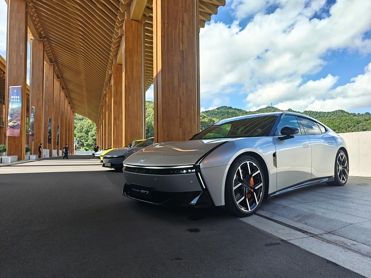 全新小鹏P7,24小时行驶3961公里!雷军点赞祝贺