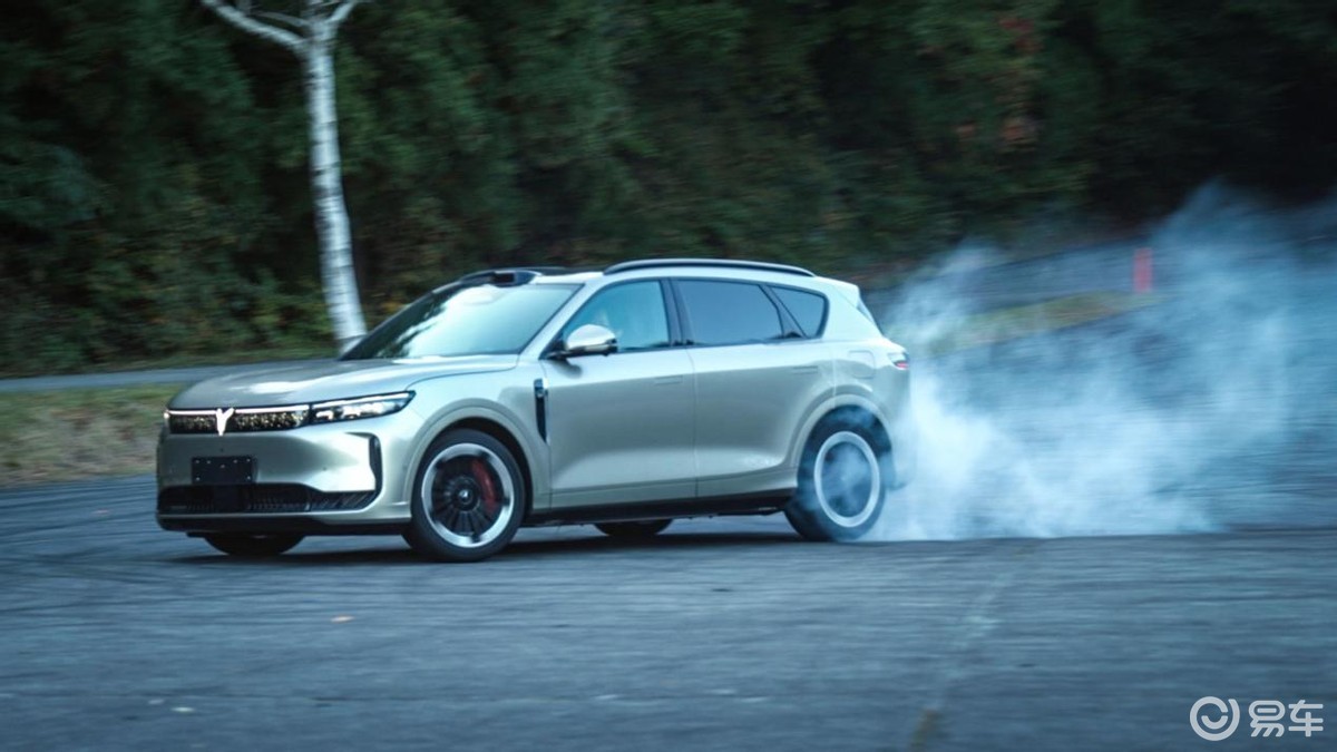 漂移教父点赞!岚图FREE+秋名山创纪录,实力圈粉!