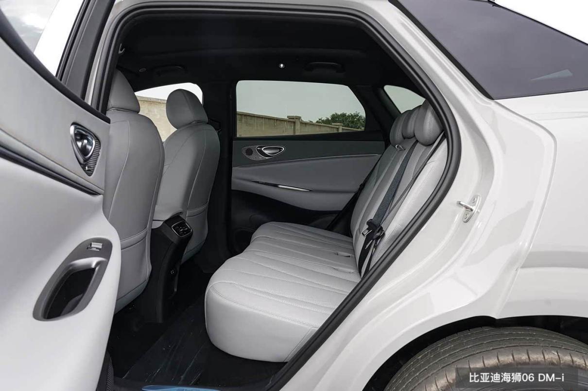 中型SUV配激光雷达+后排桌板启源Q07相较海狮06如何